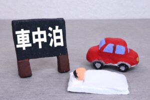 車中泊で快適に過ごすための方法と注意点：座ったままでもぐっすり眠るための工夫と必需品